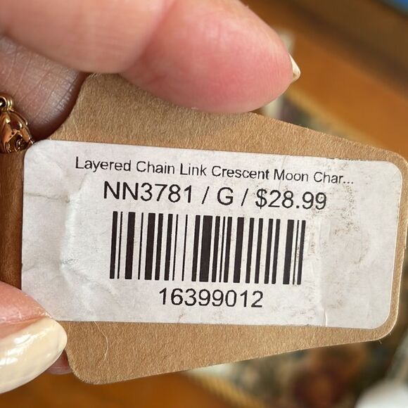 NWT 2 layer gold tone necklace with crescent moon pendant - Picture 4 of 5